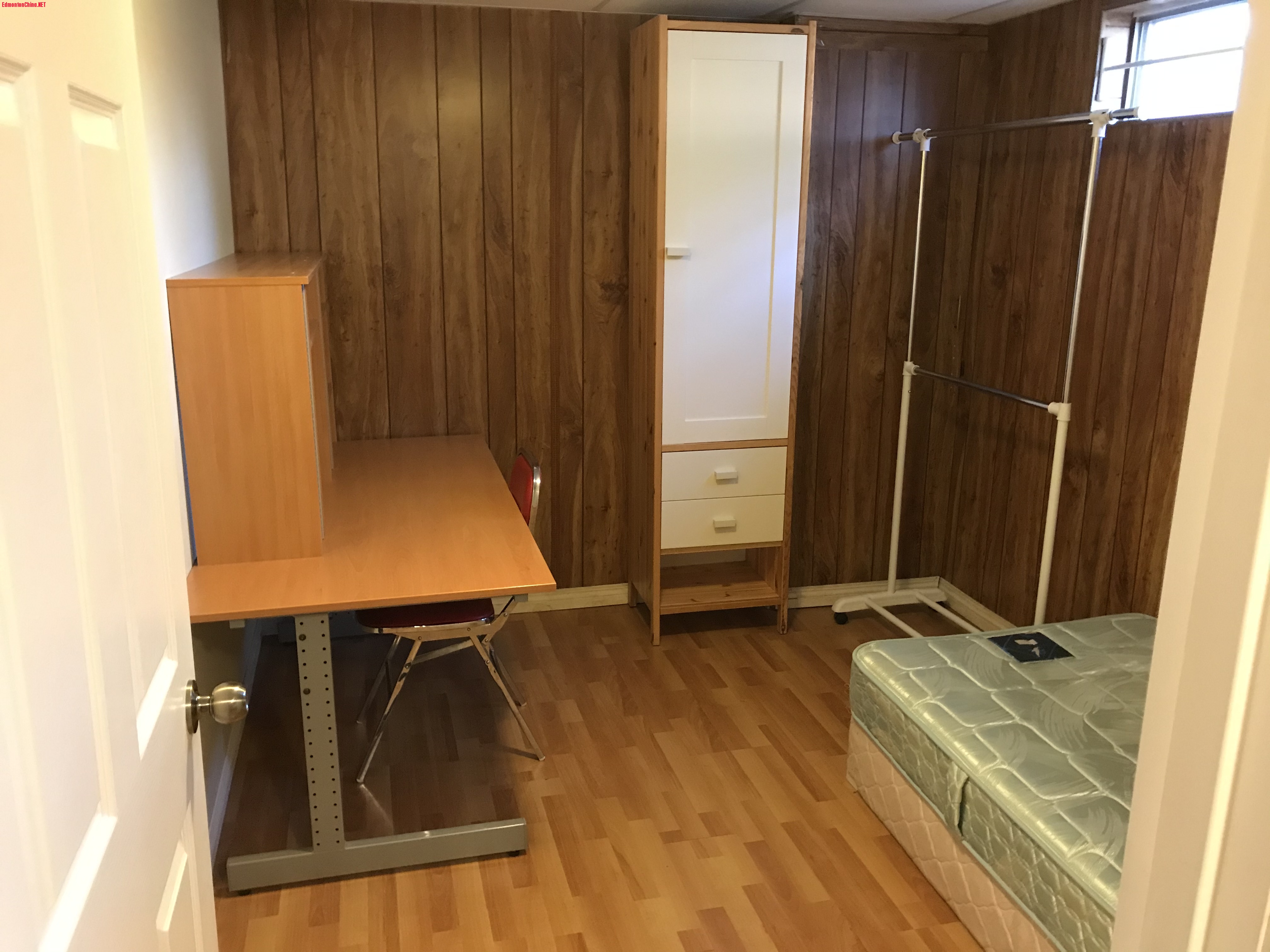 1-bed rm.JPG