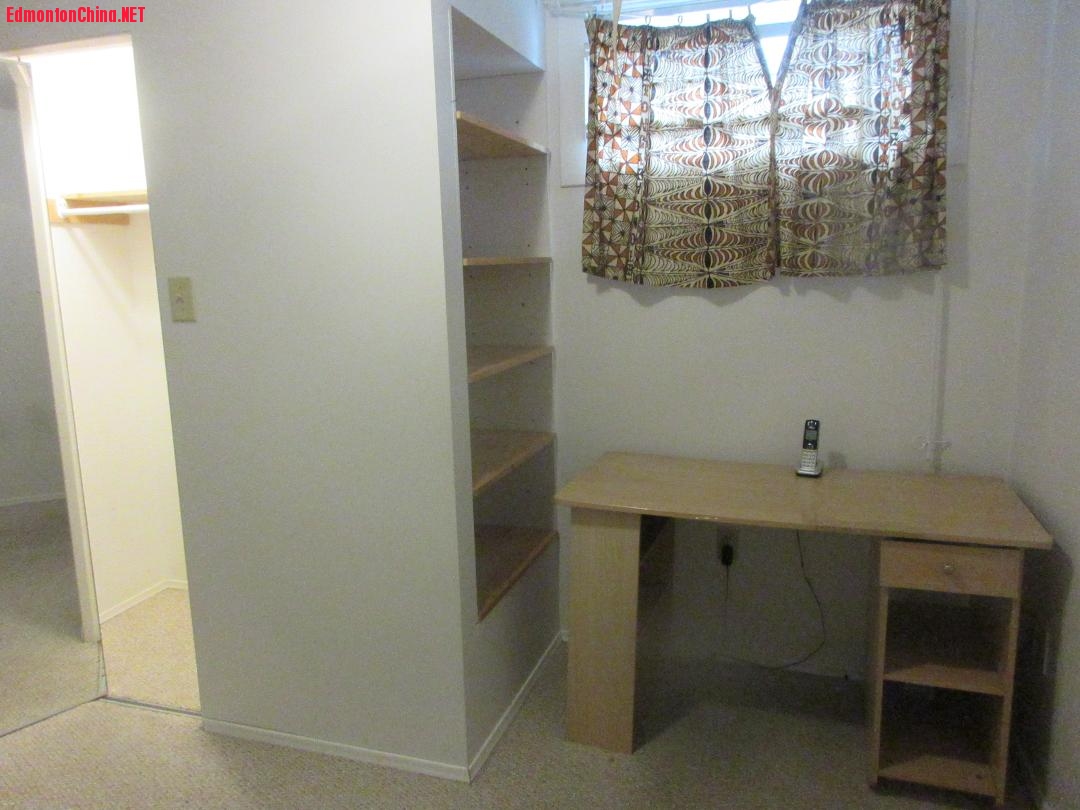Downstairs small room - 1.jpg